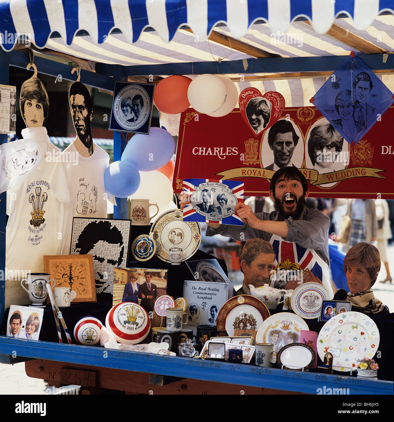 Charles & Diana 1981 Mariage Royal souvenirs sur un étal du marché Banque D'Images
