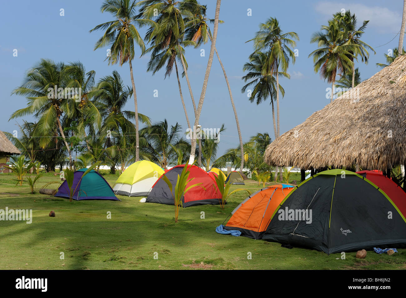 Tentes colorées dans Tayrone Parc National, la Colombie, l'Amérique du Sud Banque D'Images
