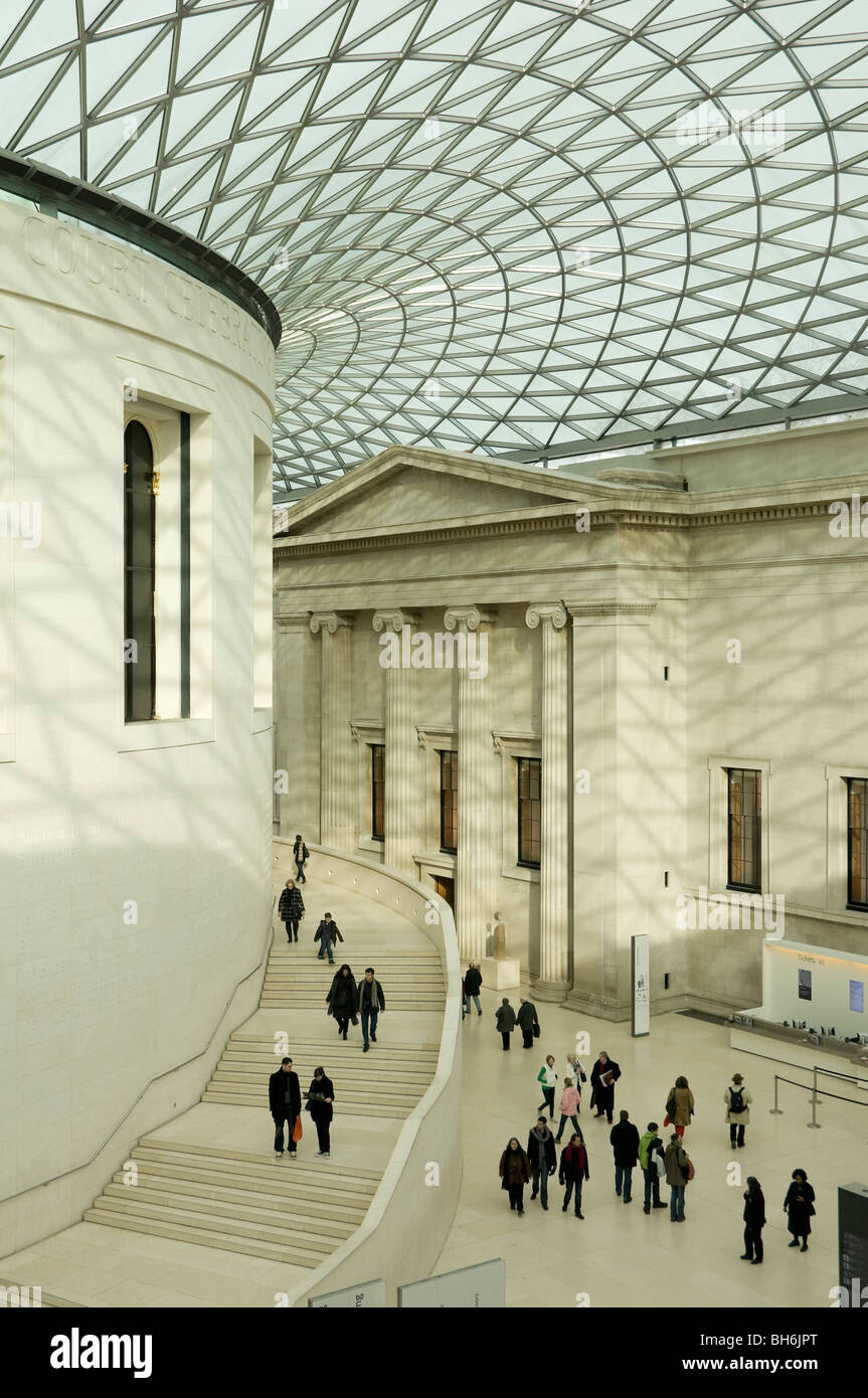 La grande cour du British Museum à Bloomsbury Londres Angleterre Royaume-uni. Le toit incurvé conçu par Norman Foster. Banque D'Images