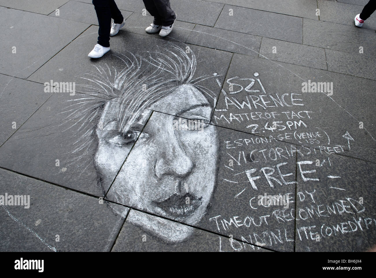 Un dessin à la craie sur le trottoir de la publicité pour un spectacle du Festival Fringe d'Édimbourg Banque D'Images