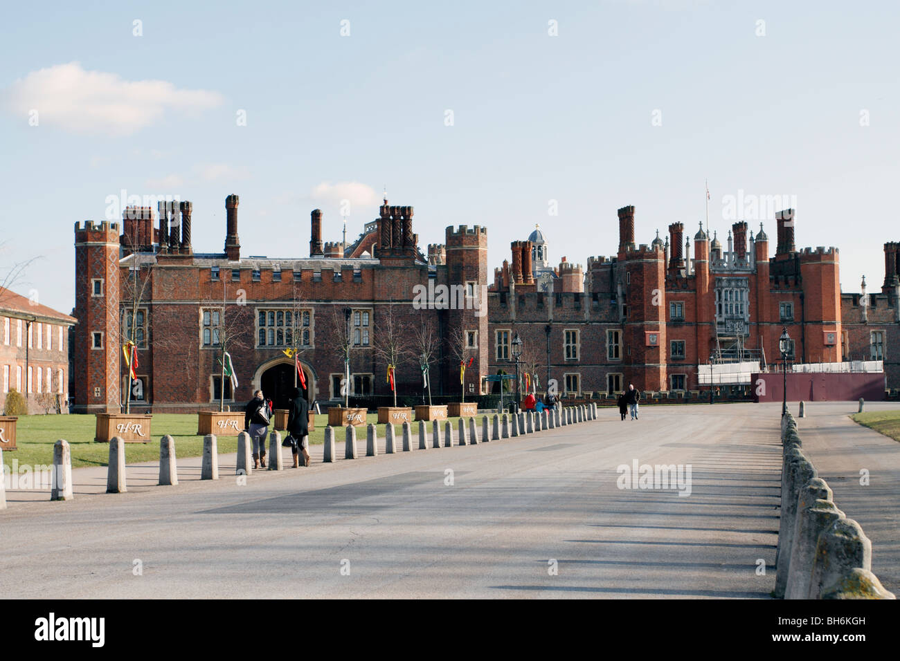 Le Palais de Hampton Court. Initialement construit pour le Cardinal Wolsey, favorite d'Henri VIII. Henry a pris la relève. Il a été plus tard en raison d'être démoli et remplacé par un palais à éclipser Versailles en France par William III, mais ce n'était qu'à moitié terminés et aujourd'hui il y a deux palais côte à côte dans le Richmond-upon-Thames plan du Banque D'Images