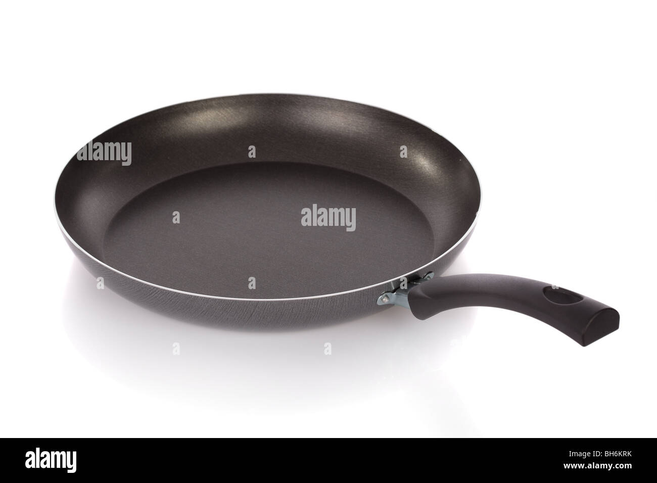 Poêle en téflon isolé sur fond blanc Banque D'Images