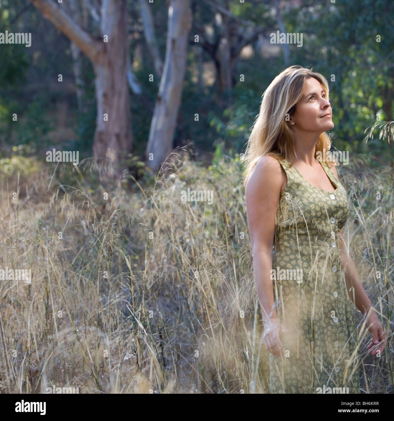 Smiling woman standing in a field Banque D'Images