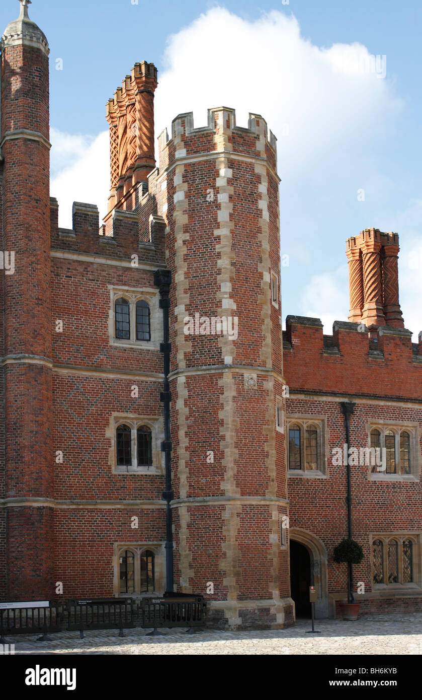 Cour de base à Hampton Court Palace. Initialement construit pour le Cardinal Wolsey, favorite d'Henri VIII. Henry a pris la relève. Il a été plus tard en raison d'être démoli et remplacé par un palais à éclipser Versailles en France par William III, mais ce n'était qu'à moitié terminés et aujourd'hui il y a deux palais côte à côte dans le Richmond-upon-Thames plan du Banque D'Images