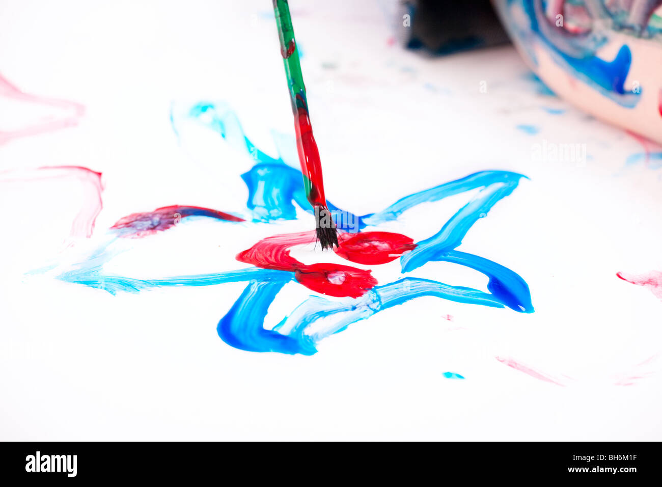 Macro photo de 5 ans garçon Peinture sur fond blanc Banque D'Images