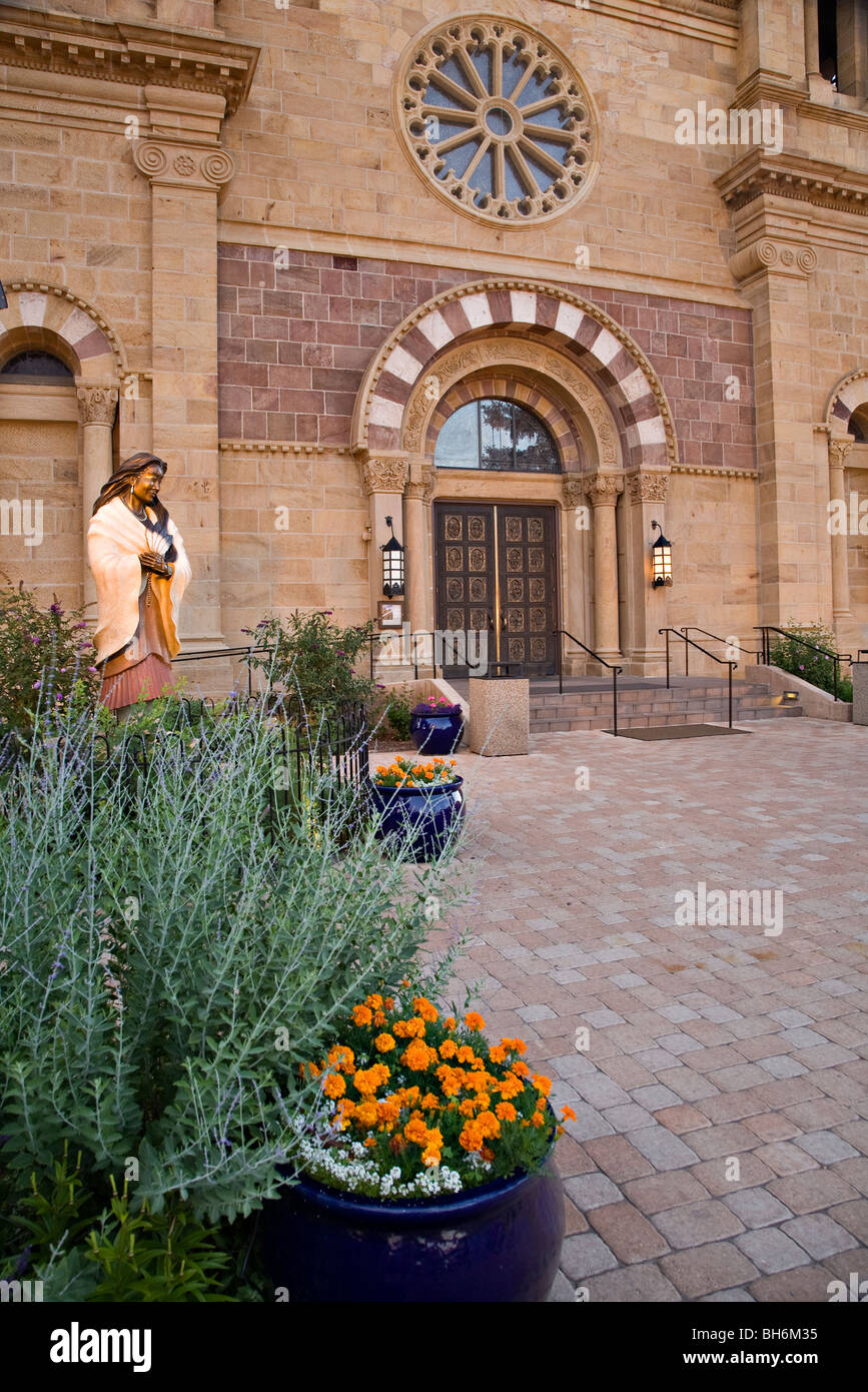 Cour intérieure de la Basilique Cathédrale de Saint François d'assise à Santa Fe, Nouveau Mexique Banque D'Images