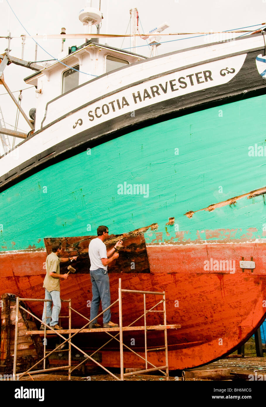 La Nouvelle-Écosse, Annapolis Royal, bateau de pêche commercial trawler en cale sèche en réparation Banque D'Images