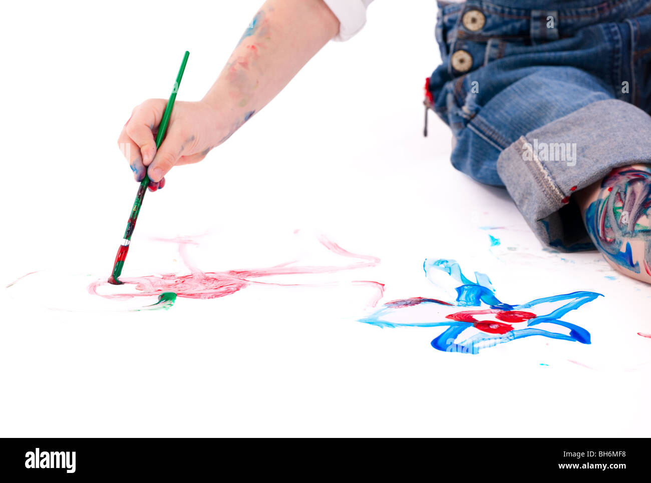 Macro photo de 5 ans garçon Peinture sur fond blanc Banque D'Images