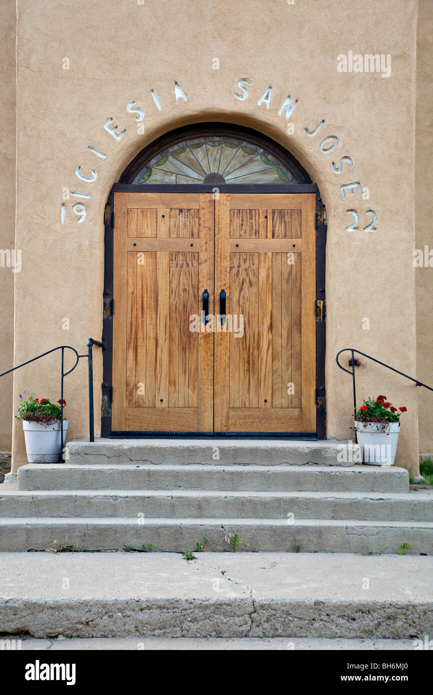Portes à l'église St Joseph à Los Corrales, New Mexico Banque D'Images