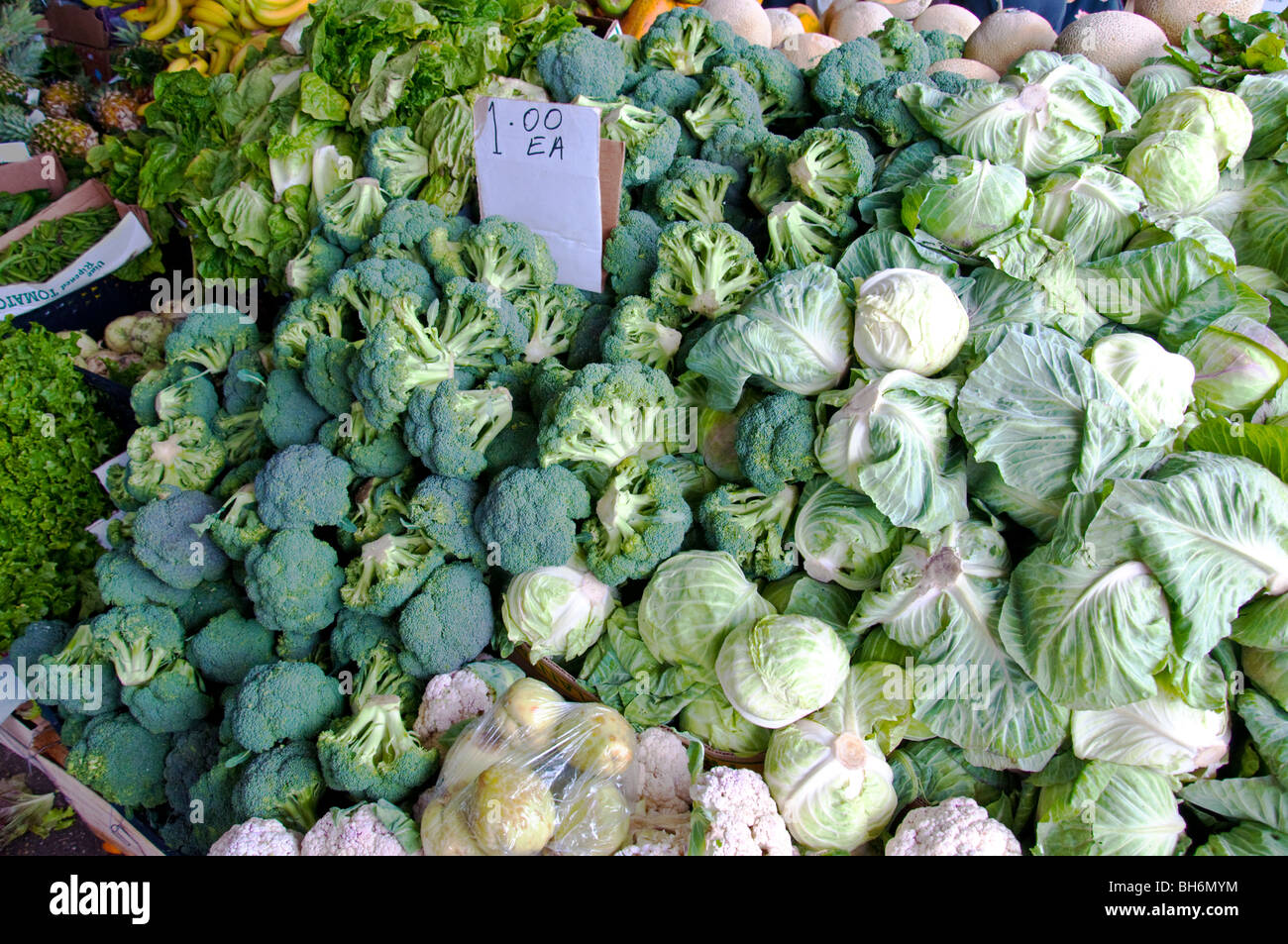Le brocoli et le chou à la vente à Farmers Market Banque D'Images
