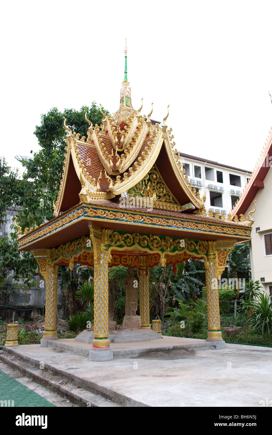 Le stupa-comme spire et décorées de toit au dessus d'une structure ouverte à Wat Inpeng Vientiane Laos Asie Banque D'Images