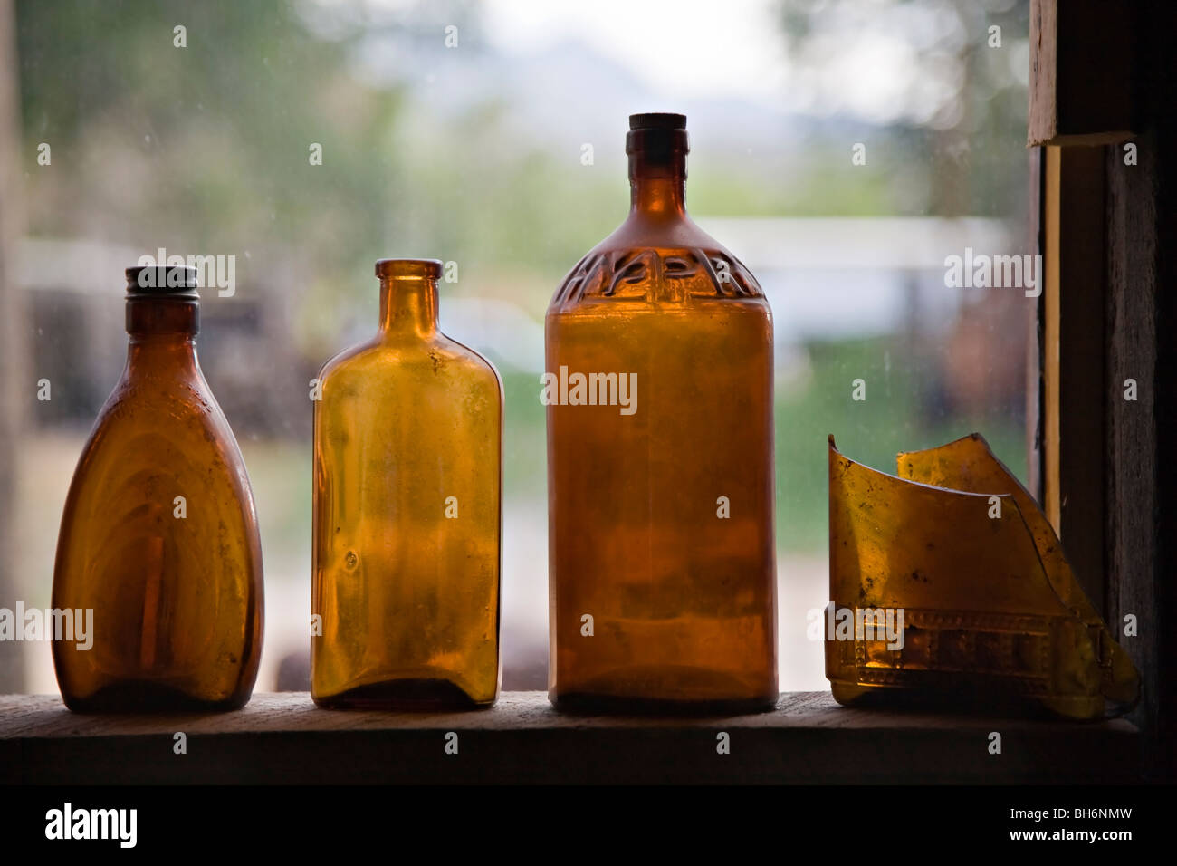 Vieux bouteilles vides sur le musée des mines de turquoise Cerrillos en Los Corrales, New Mexico Banque D'Images