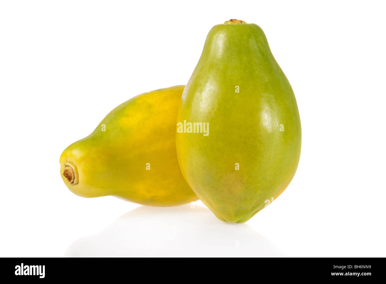 Les papayes mûres isolé sur fond blanc Banque D'Images