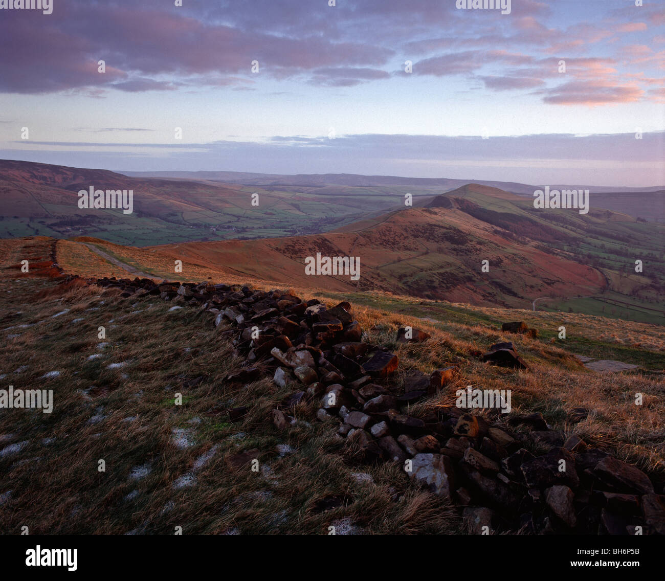 Afficher le long de la grande arête à Mam Tor, parc national de Peak District, Derbyshire, Angleterre Banque D'Images