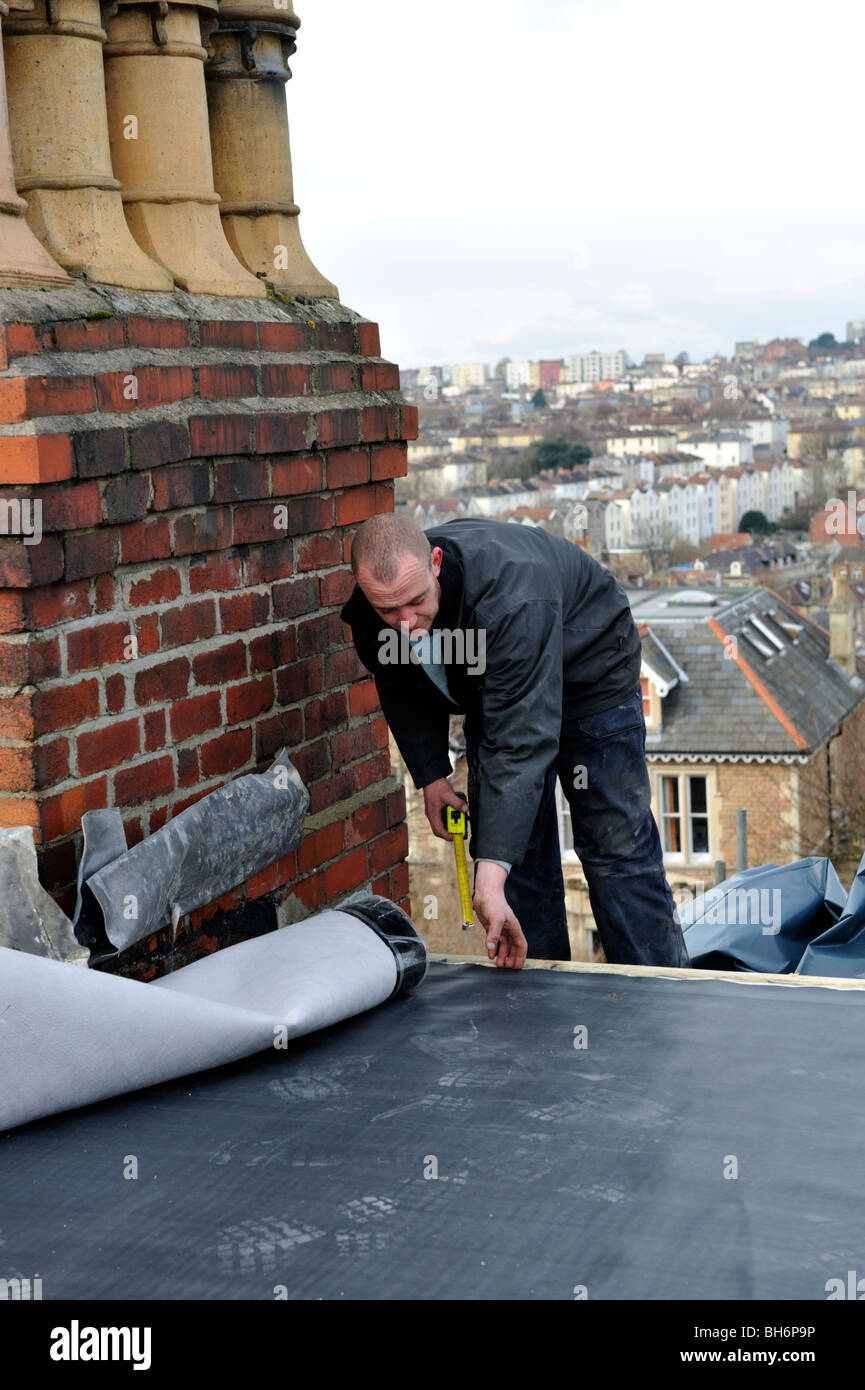 Raccord couvreur toit plat avec nouvelle membrane en caoutchouc EPDM sur house Banque D'Images