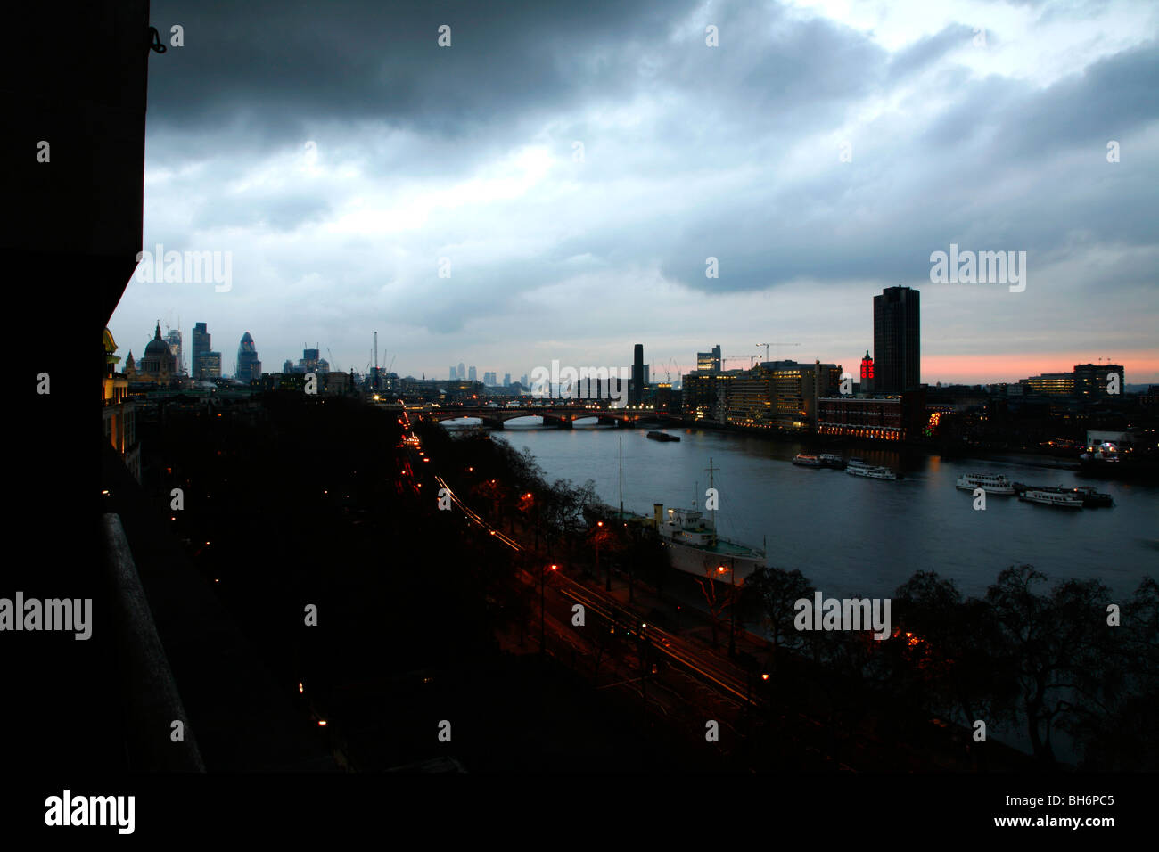 Vue sur la Tamise à Victoria Embankment Blackfriars Bridge et de la City de Londres, UK Banque D'Images