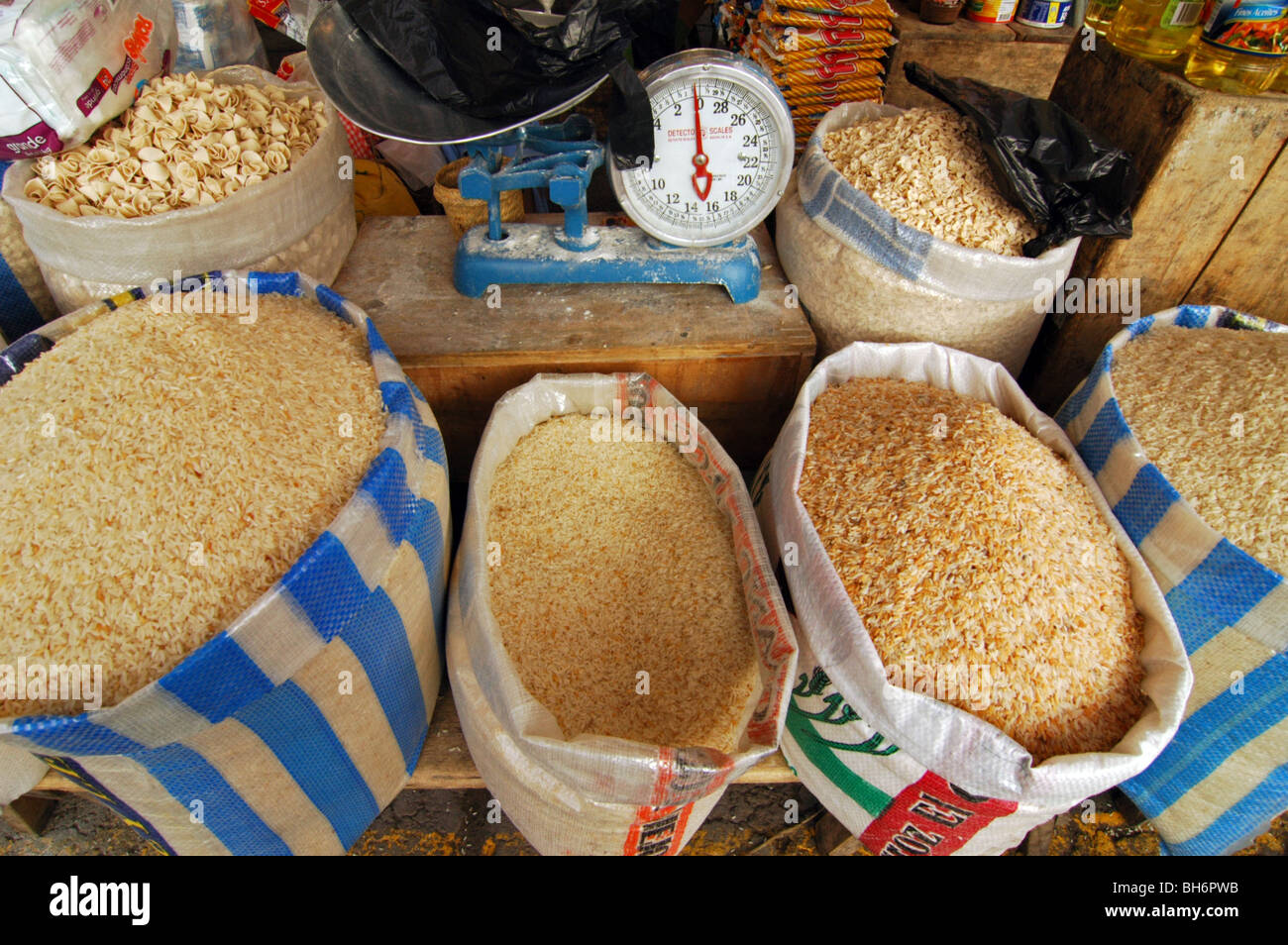 L'Équateur, de Saquisili, sacs de céréales et de riz sur l'affichage dans food au marché Banque D'Images