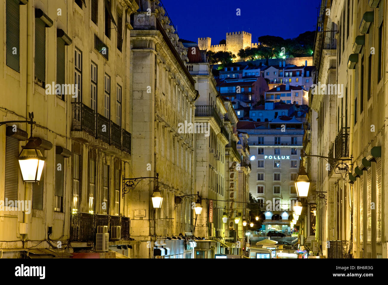 Afficher le long de rues commerçantes de baxia district de ville en direction de Castelo de Sao Jorge à Lisbonne,Portugal,nuit,europe Banque D'Images