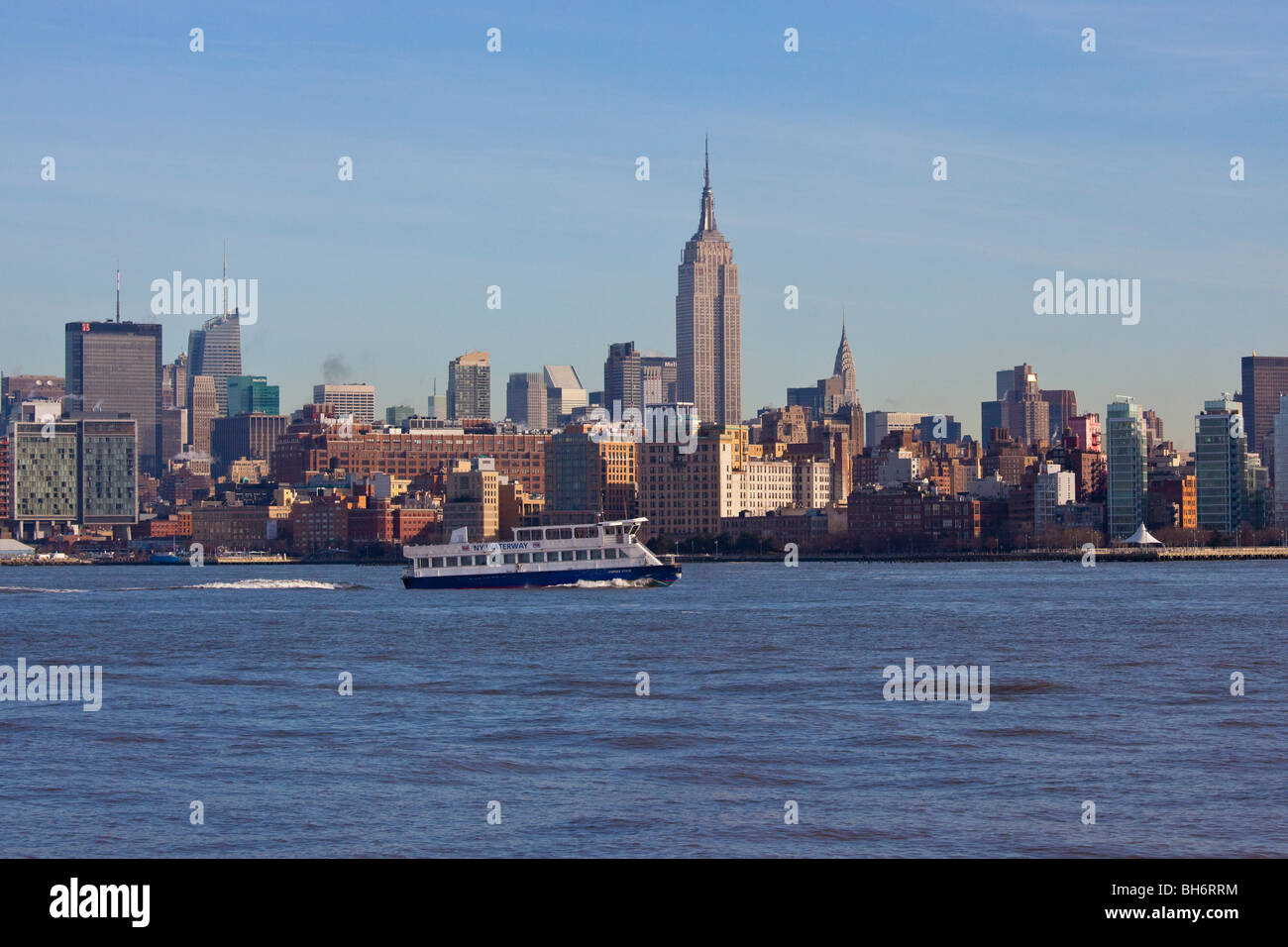 NY Waterways Ferry et Manhattan Skyline, New York City Banque D'Images