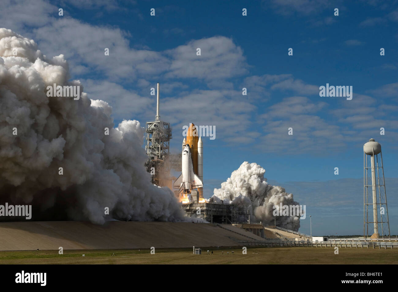 La navette spatiale Atlantis décollera à partir de sa plateforme de lancement au Centre spatial Kennedy, en Floride. Banque D'Images