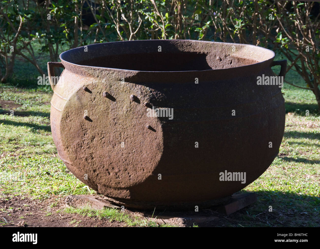 Grand pot en fonte Photo Stock - Alamy