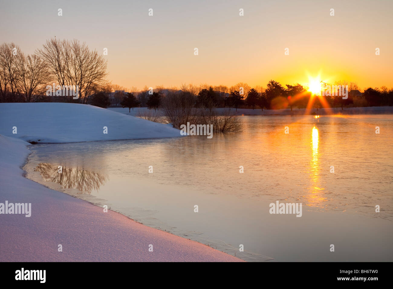 Lever du soleil sur la neige un étang à Brentwood Tennessee USA Banque D'Images