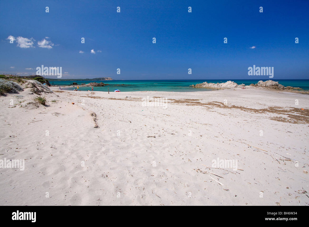 Dans l'eau bleue claire Rena Maiore plage, mer Méditerranée. La Sardaigne, Italie Banque D'Images