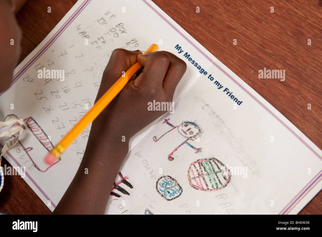Les enfants écrivent des messages aux promoteurs en UK. L'École Condoma. La Sierra Leone Banque D'Images