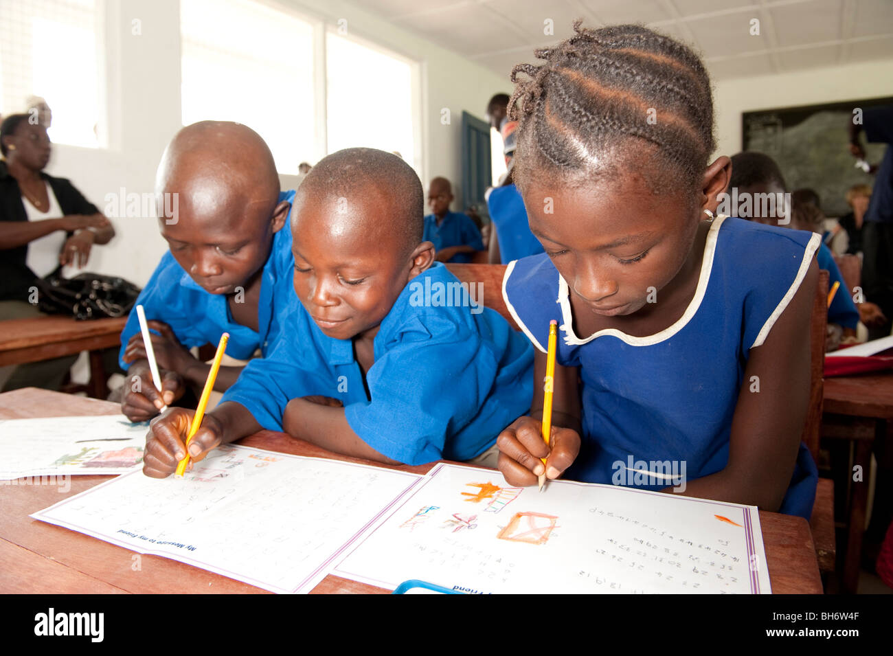 Les enfants écrivent des messages aux promoteurs en UK. L'École Condoma. La Sierra Leone Banque D'Images