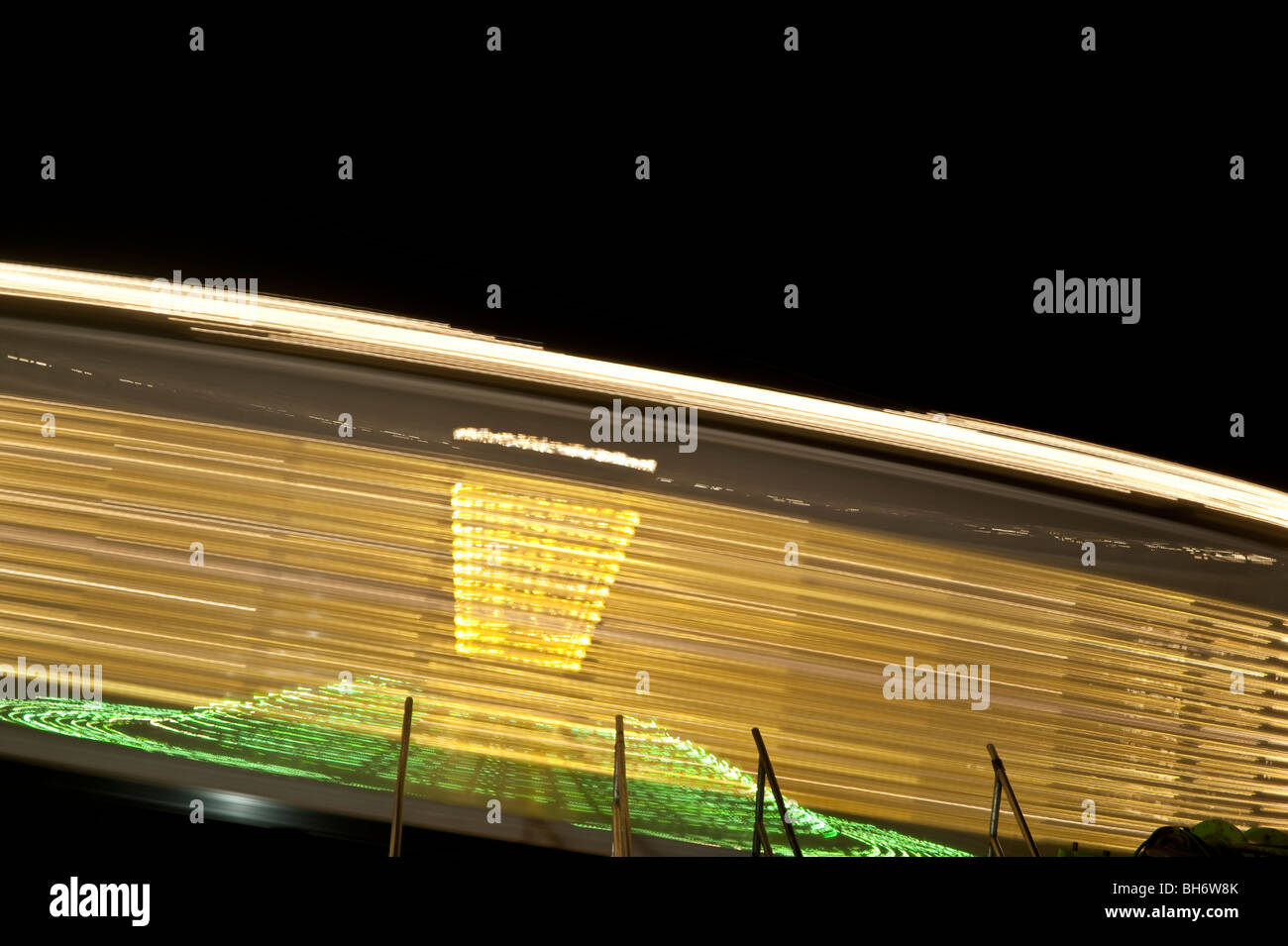 Lumières tourbillonnantes de manèges de carnaval de nuit. Banque D'Images