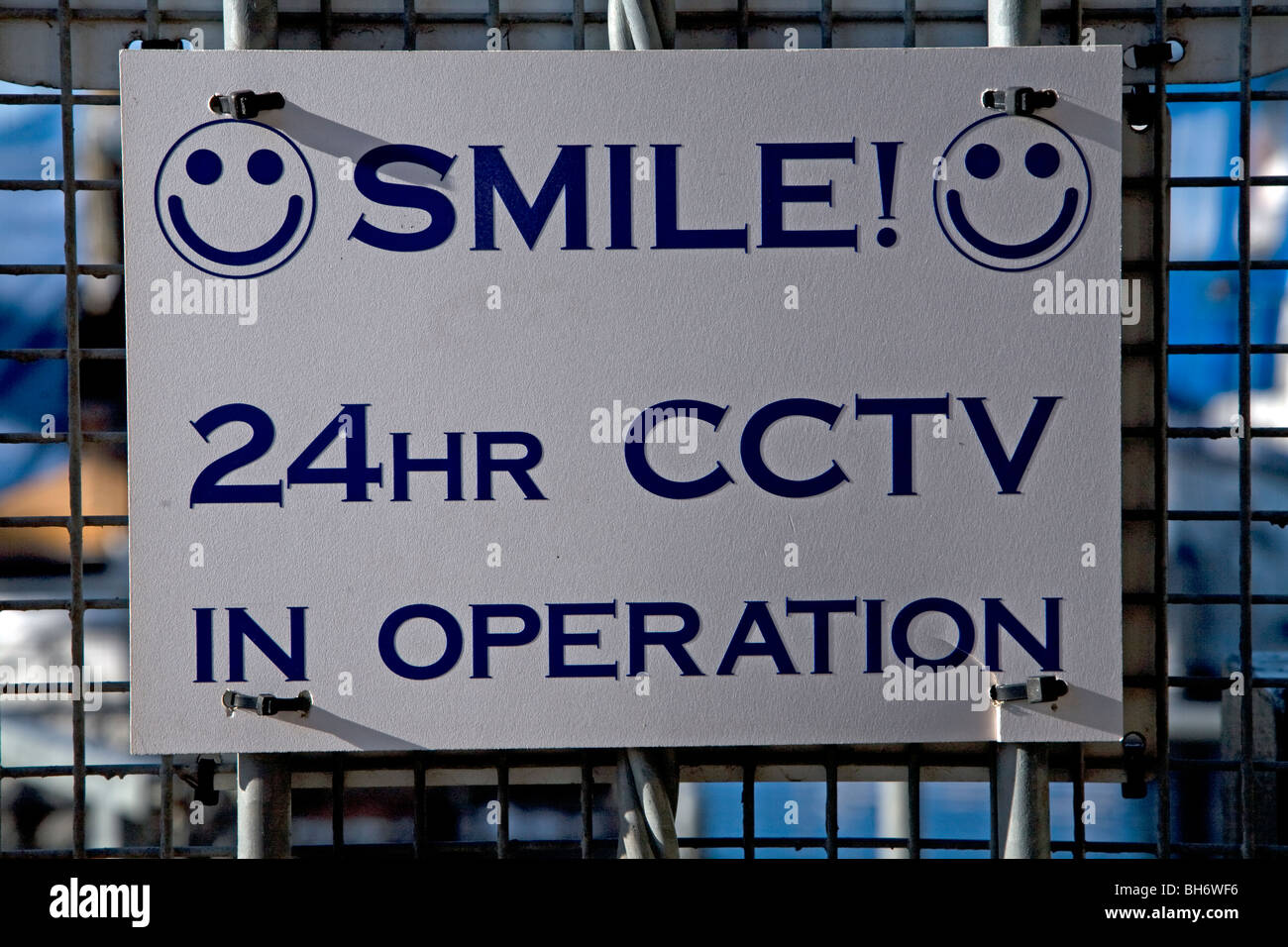 Smile 24 heures de fonctionnement en signe de vidéosurveillance Banque D'Images