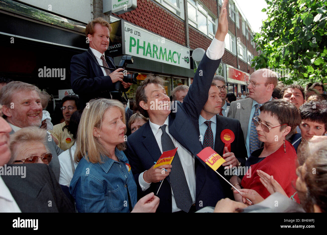 Le premier ministre Tony Blair de faire campagne pour le candidat du travail à Uxbridge peu après son triomphe en 1997 Élection générale Banque D'Images