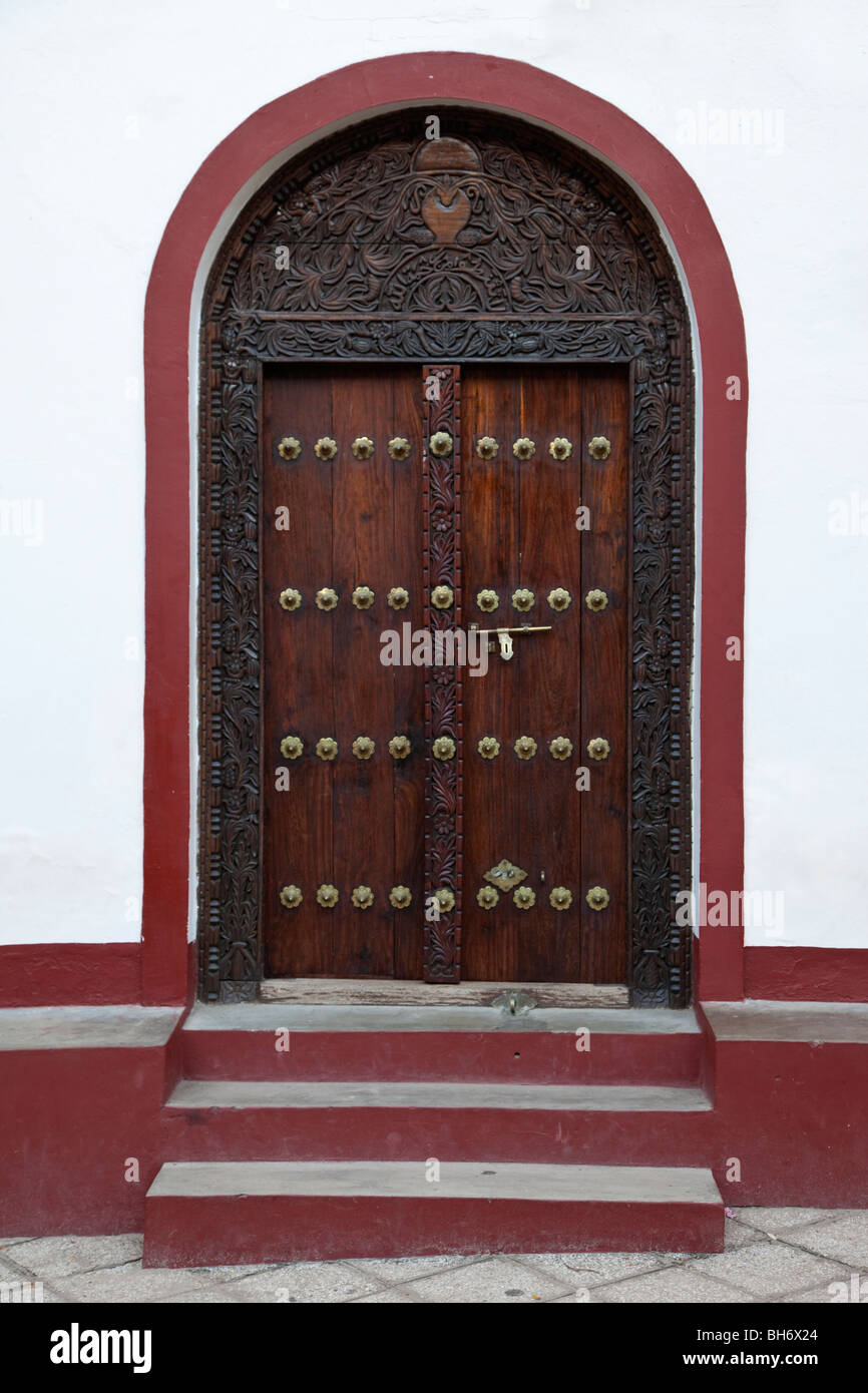 Stone Town, Zanzibar, Tanzanie. Porte de style indien sur un Ibadhi mosquée. Banque D'Images