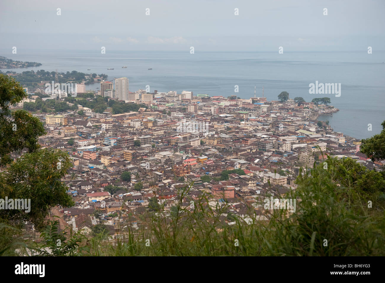 Vue sur le centre-ville de la Sierra Leone depuis le mont Aureol Banque D'Images