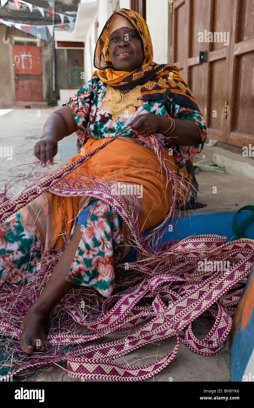 Stone Town, Zanzibar, Tanzanie. Vannier tissant les séquences. Banque D'Images