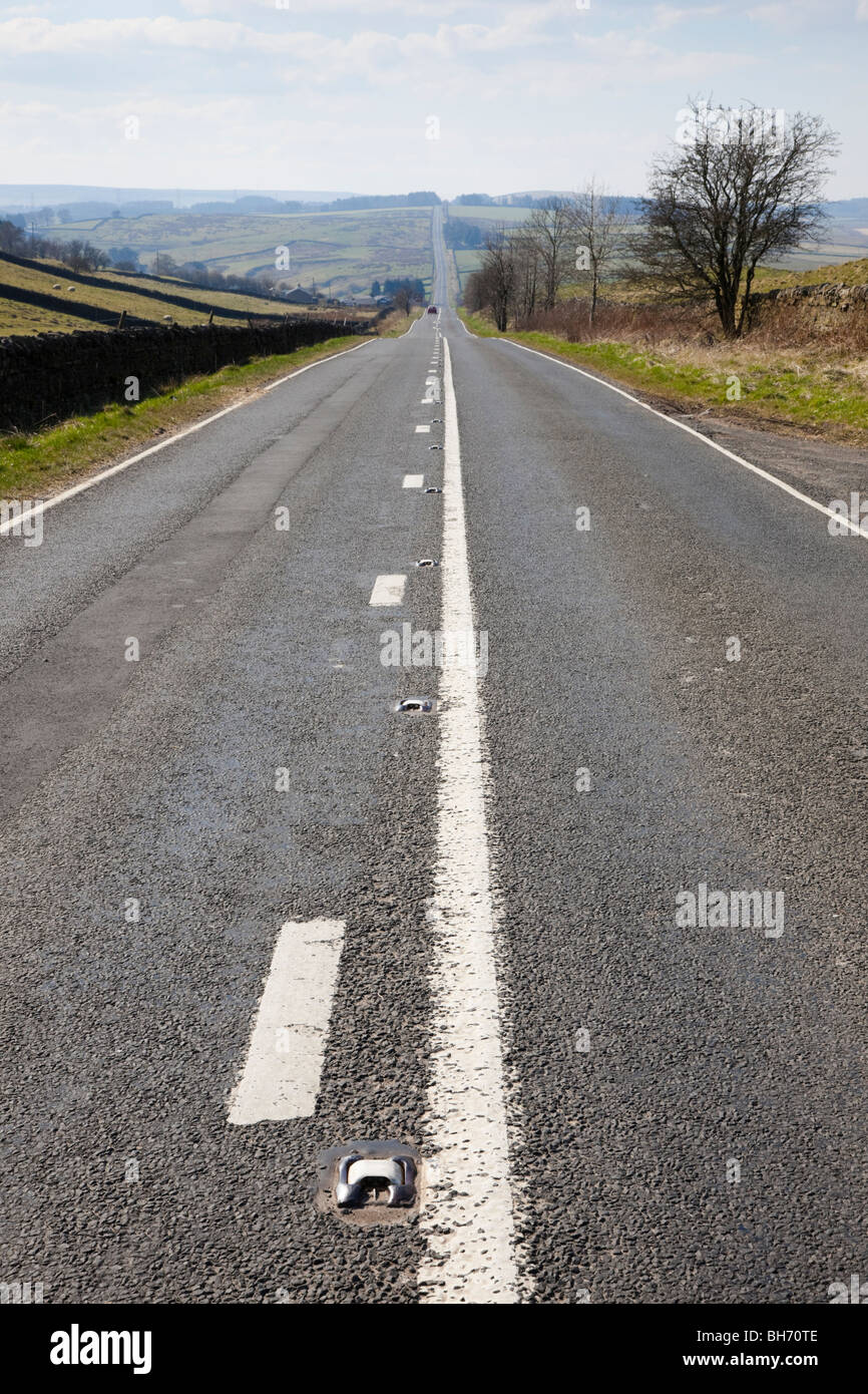 Longue ligne droite de la route de campagne tranquille dans le Parc National de Northumberland. Le Northumberland England UK en Grande-Bretagne. Banque D'Images
