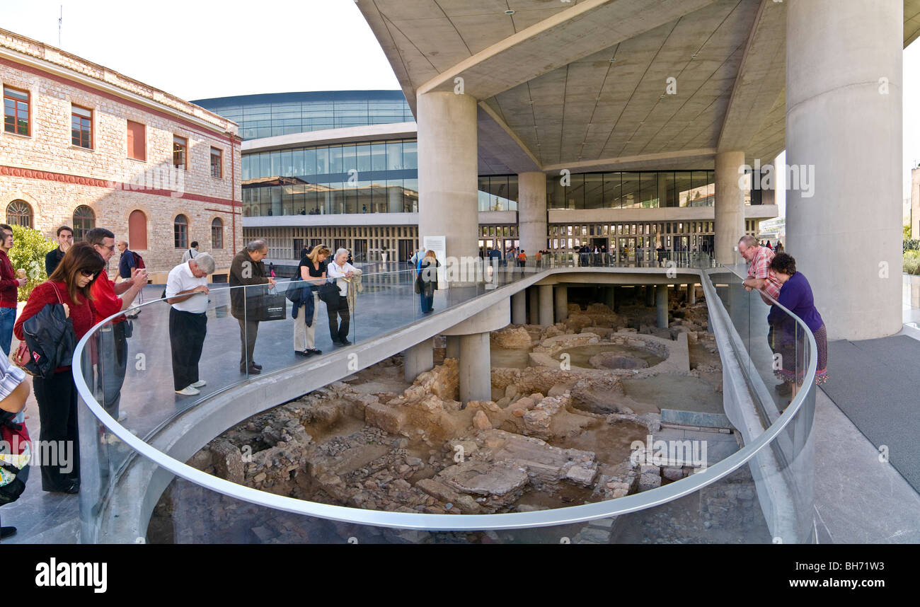 L'avant-cour et entrée au nouveau Musée de l'Acropole, construit sur les vestiges de l'Athènes antique, Athènes, Grèce Banque D'Images