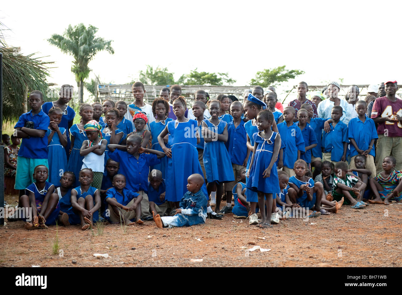 Enfants à la réunion de village ville d'Ong Sierra Leone Banque D'Images
