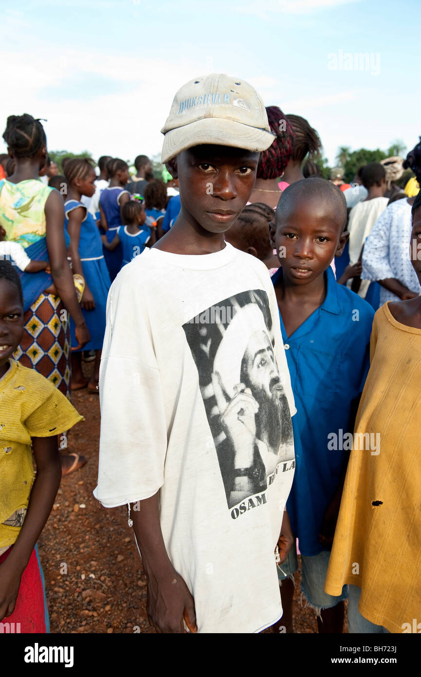 Jeune homme de Oussama Ben Laden t-shirt à réunion de Village Ville d'Ong Sierra Leone Banque D'Images