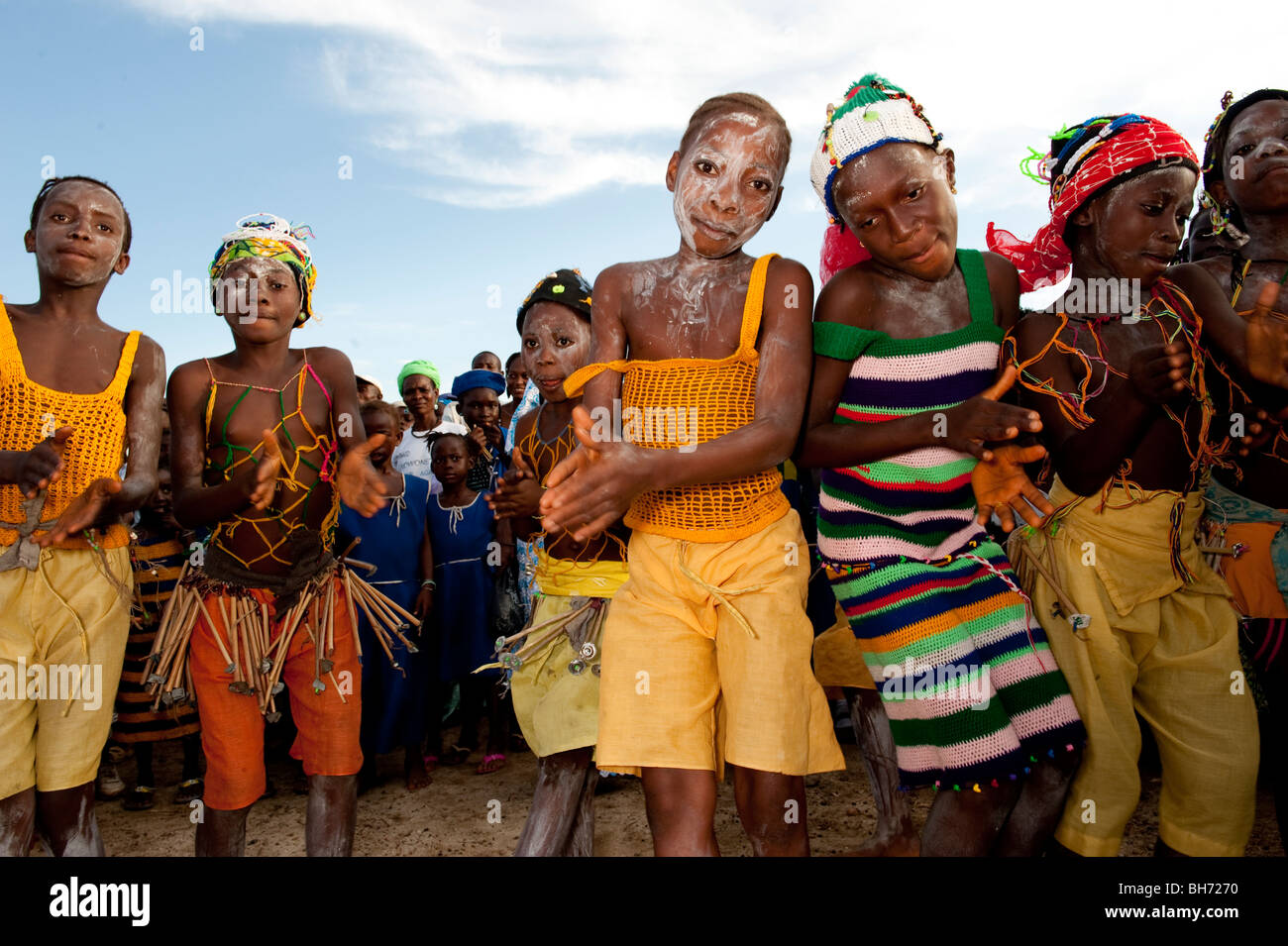 Les enfants à la danse réunion Village Ville d'Ong Sierra Leone Banque D'Images