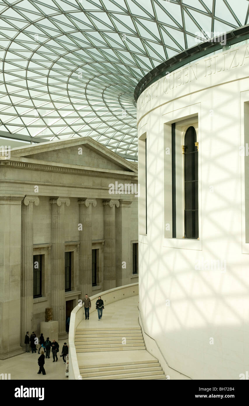 La grande cour du British Museum à Bloomsbury Londres Angleterre Royaume-uni. Le toit incurvé conçu par Norman Foster. Banque D'Images