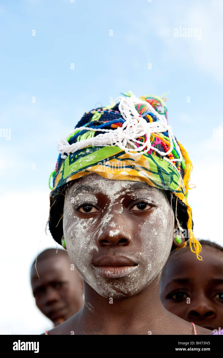 Jeune femme avec la poudre sur le visage dans la ville d'Ong Afrique Sierra Leone Banque D'Images