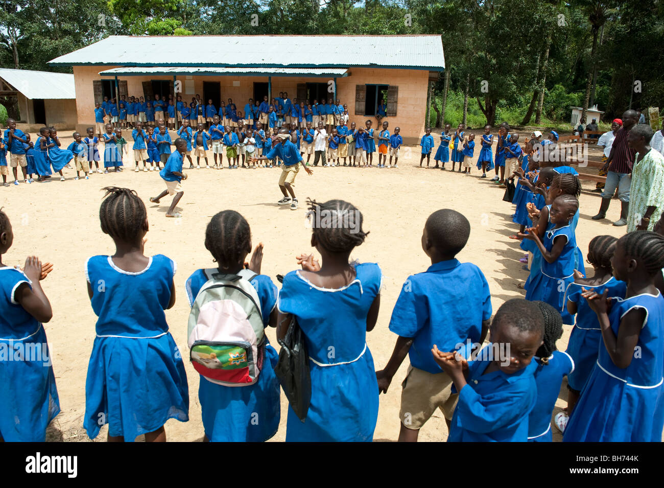 Enfants jouant blind mans bluff dans Tinkoko School Sierra Leone Banque D'Images