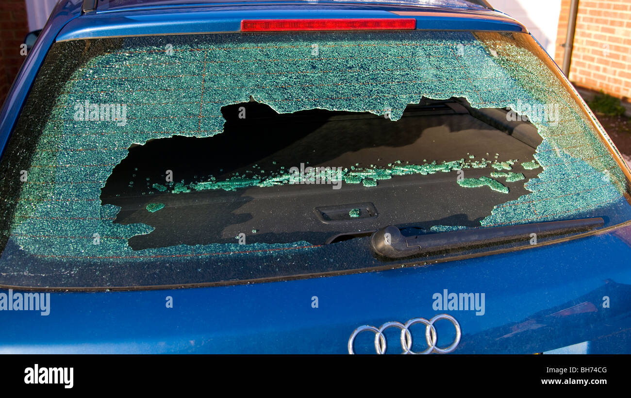 Smashed rear car windscreen Banque de photographies et d'images à