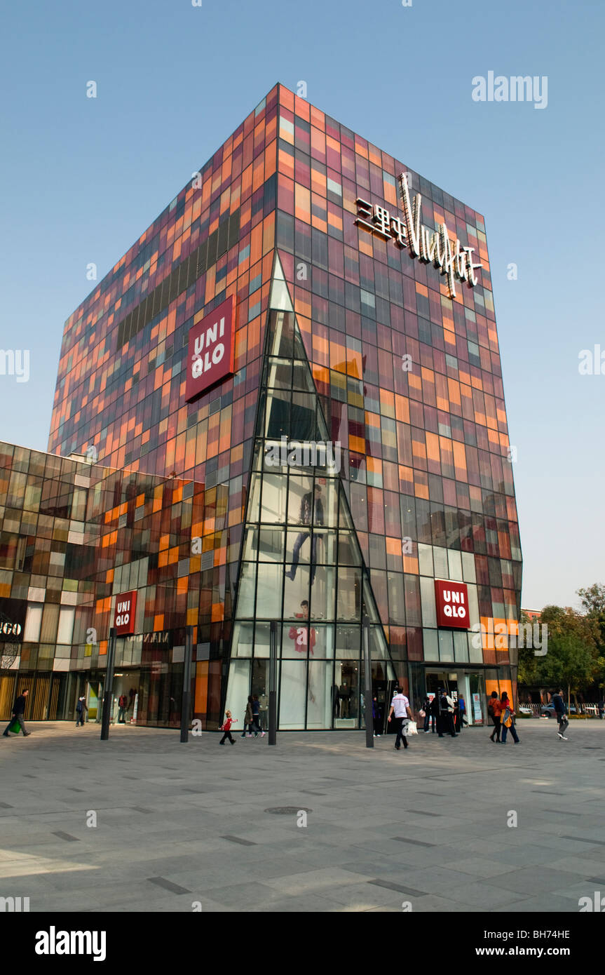 Un moderne centre commercial dans la zone de Chaoyang Pékin Sanlitun avec les magasins de marque xq comme uni. Banque D'Images