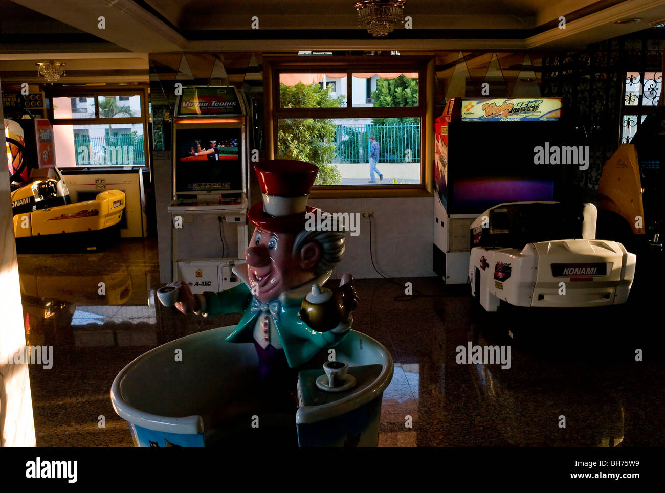 Une ancienne salle de jeux électroniques à l'intérieur dans le centre commercial Kasbah à Playa del Ingles Gran Canaria Banque D'Images