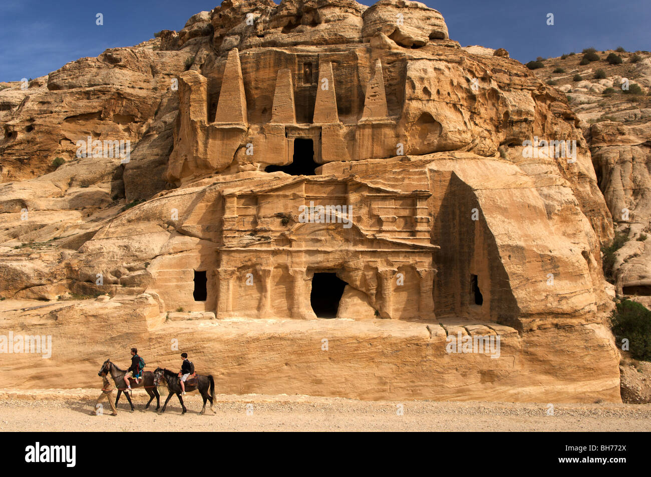 Les tombeaux Nabatéens de Pétra, en Jordanie, ont été repris par les Romains en tant qu'elles se trouvaient sur l'ancien numéro 4.routes commerciales tombe obélisque Banque D'Images