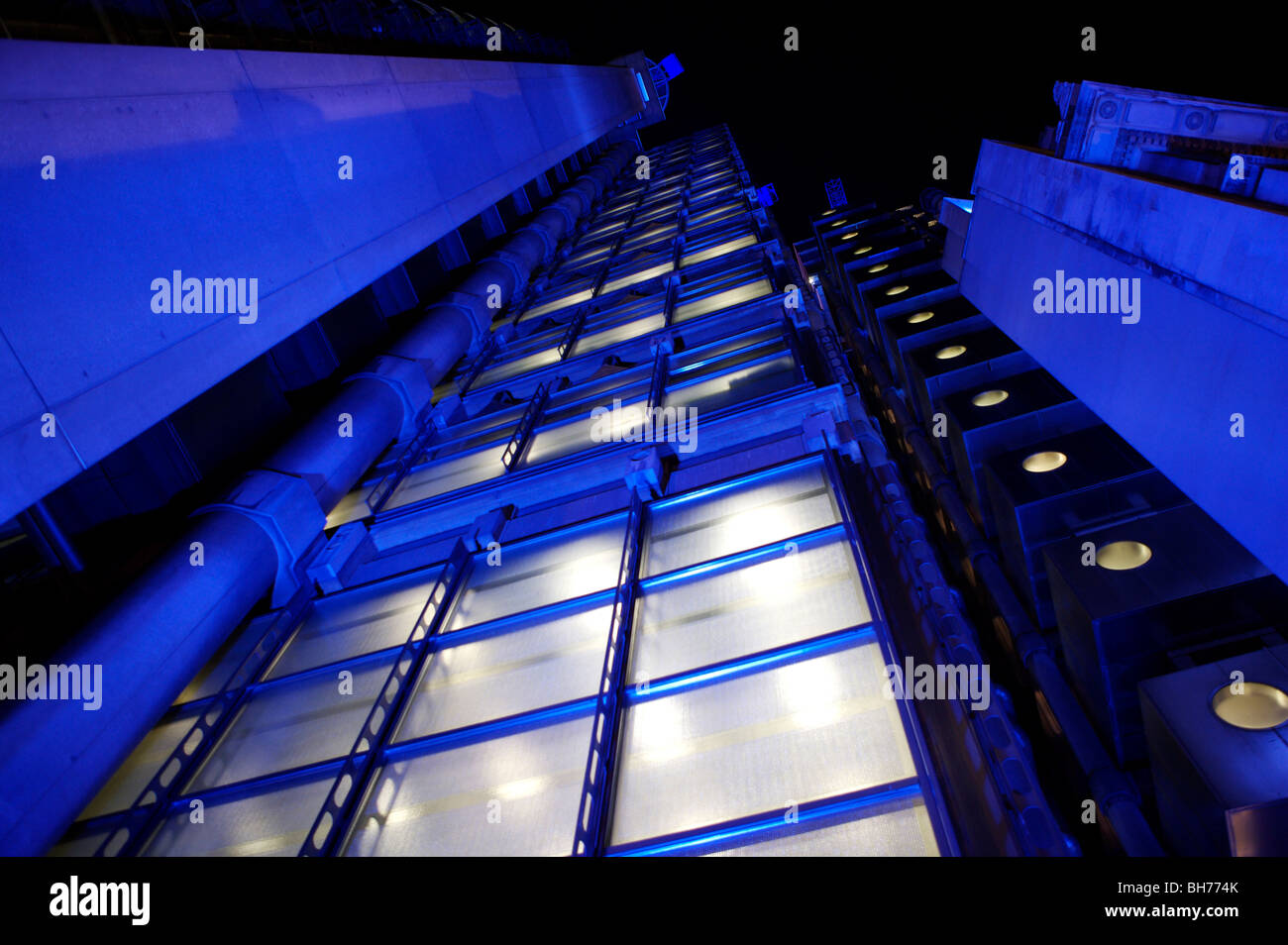 Bleu foncé verre avenir Lloyds Building London à la bibliothèque jusqu'metal night windows tuyaux Banque D'Images