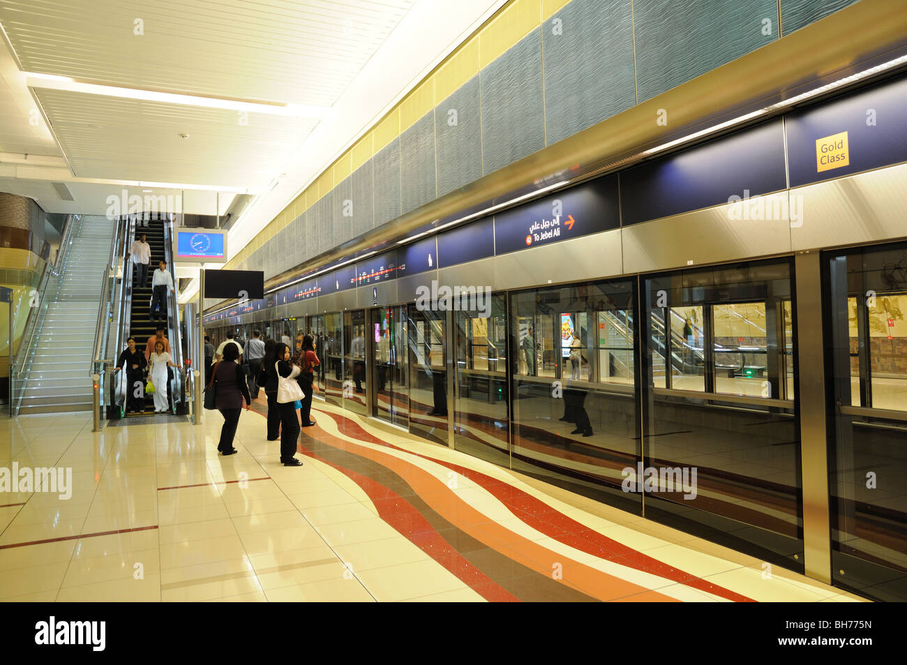 En attendant le train à la gare Union. Métro de Dubaï, Émirats Arabes Unis Banque D'Images