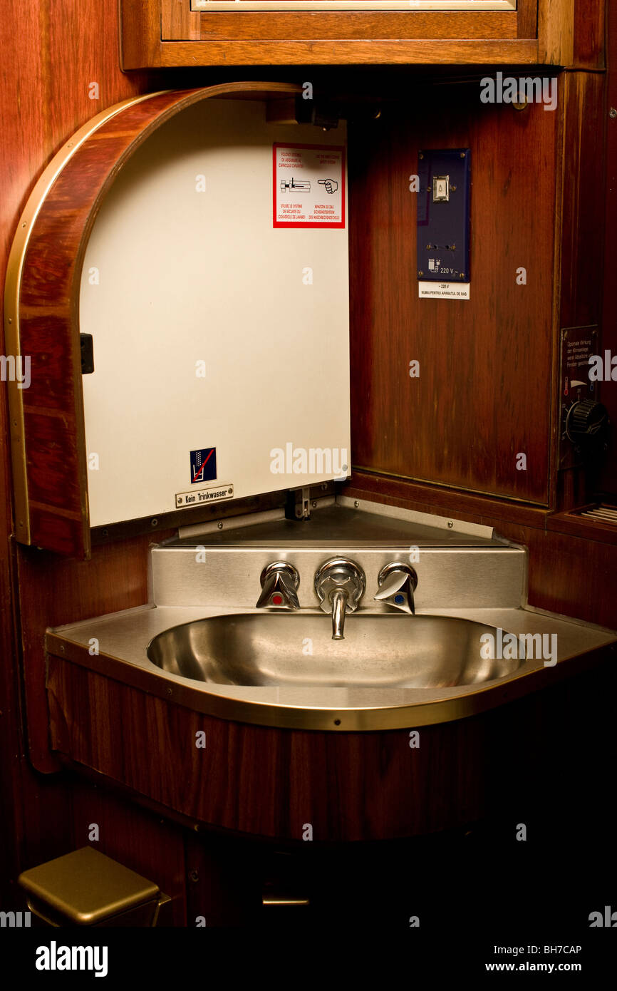 Robinet dans une cabine de première classe d'une voiture-lits des chemins de fer roumains Banque D'Images